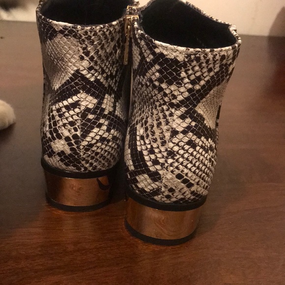 Snakeskin colored gold heeled booties - Picture 4 of 8